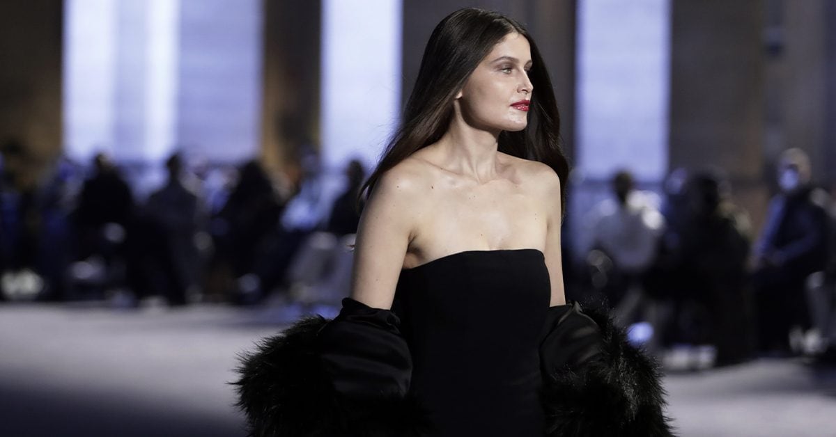 Laetitia Casta torna a sfilare a Parigi: la trasformazione con abito da dark lady e capelli scuri