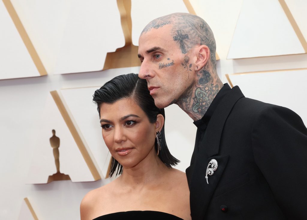 Oscar 2022, Kourtney Kardashian e Travis Barker sul red carpet coi look