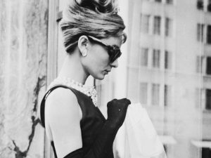 Givenchy e il tubino nero di Audrey Hepburn, come è nato l'abito di  Colazione da Tiffany