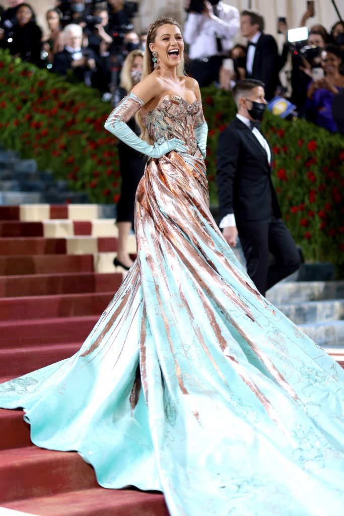 Blake Lively mostra il pancione sul red carpet annuncia la gravidanza con l'abito trasparente Blake Lively mostra il pancione sul red carpet annuncia la gravidanza con l'abito trasparente