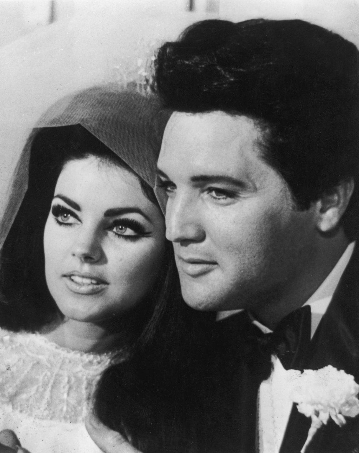 Priscilla Presley a Cannes con il completo pigiama la moglie di Elvis è ancora un'icona di stile