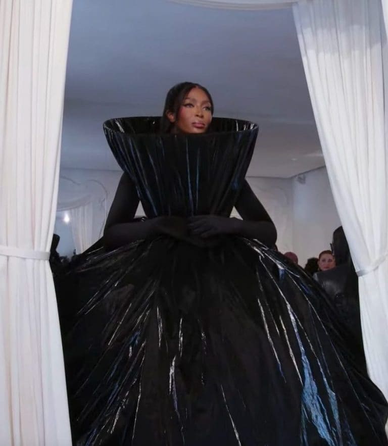 Balenciaga Haute Couture Kim Kardashian Sfila Per La Prima Volta 