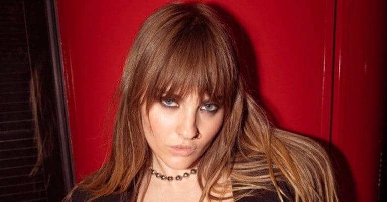 Victoria De Angelis in topless: la bassista dei Maneskin posa senza trucco col fiore sul capezzolo