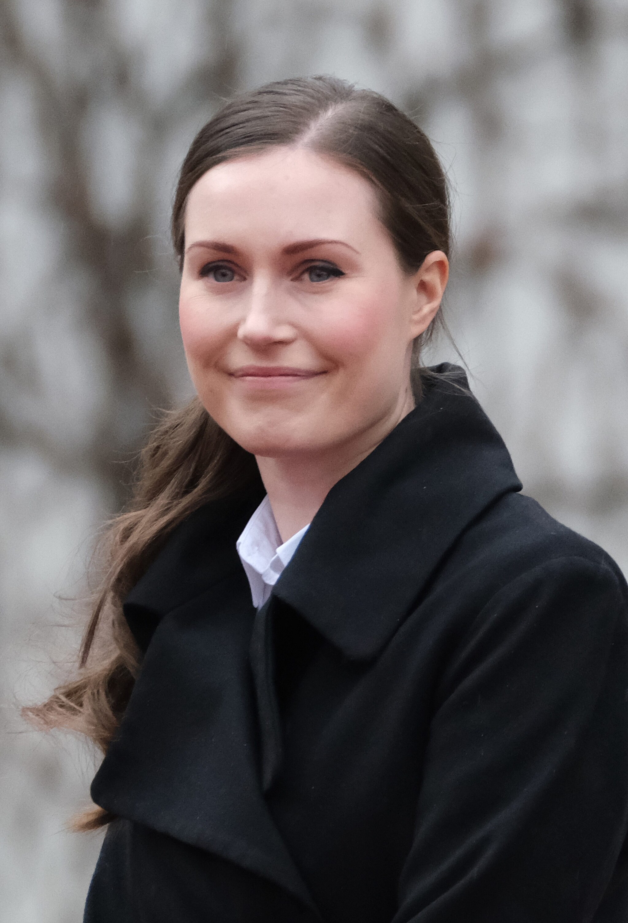 Sanna Marin con un cappotto scuro