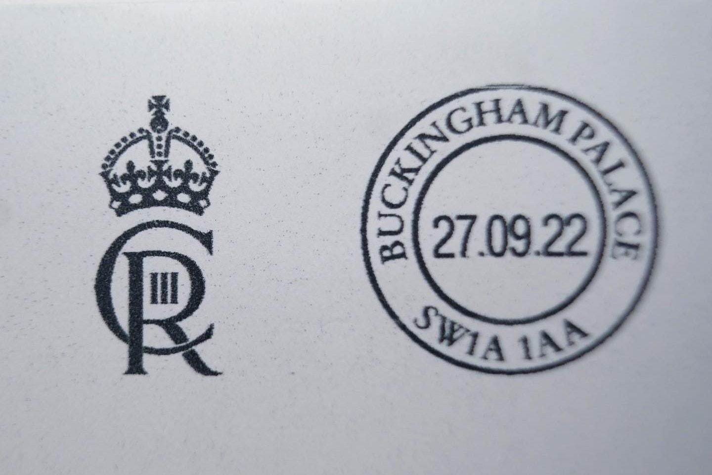 Re Carlo presenta il suo monogramma il significato dei simboli e lo