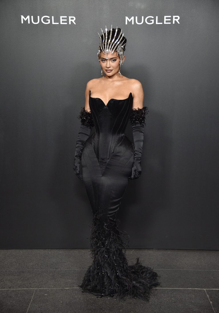 Kylie Jenner, sirena con la corona di diamanti: omaggia il genio Mugler
