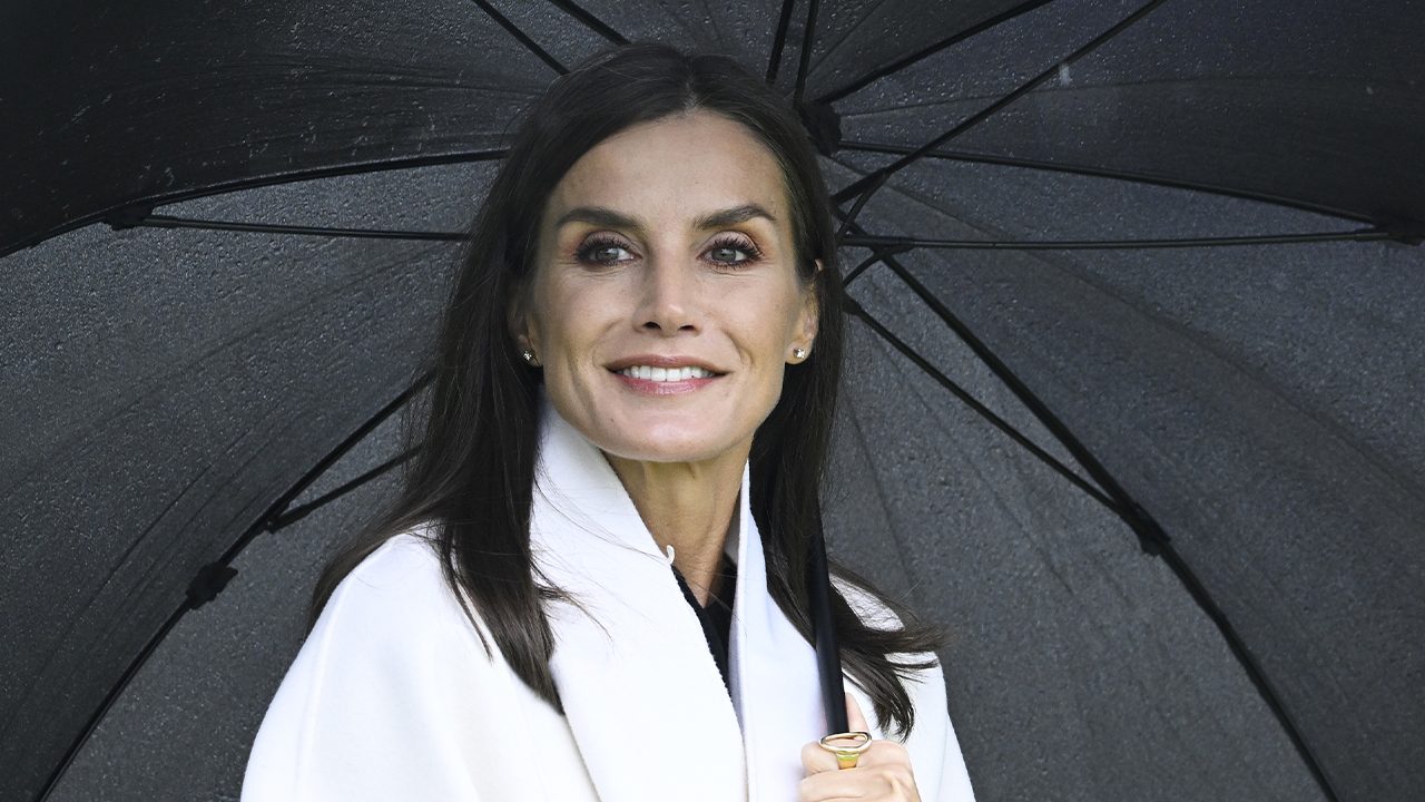 Letizia di Spagna con un "buco" sulla gonna l'originale look è low cost