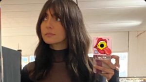 Ambra Angiolini in total black, la tutina nude gioca con strass e trasparenze