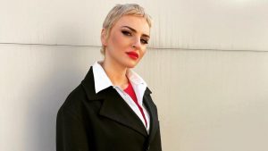 Arisa, look grintoso coi pantaloni di pelle rosso fuoco (abbinati al rossetto)