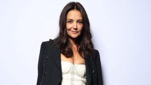 Katie Holmes cambia stile: è chic con blazer e frange