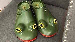 Perché tutti parlano delle scarpe rana di JW Anderson 