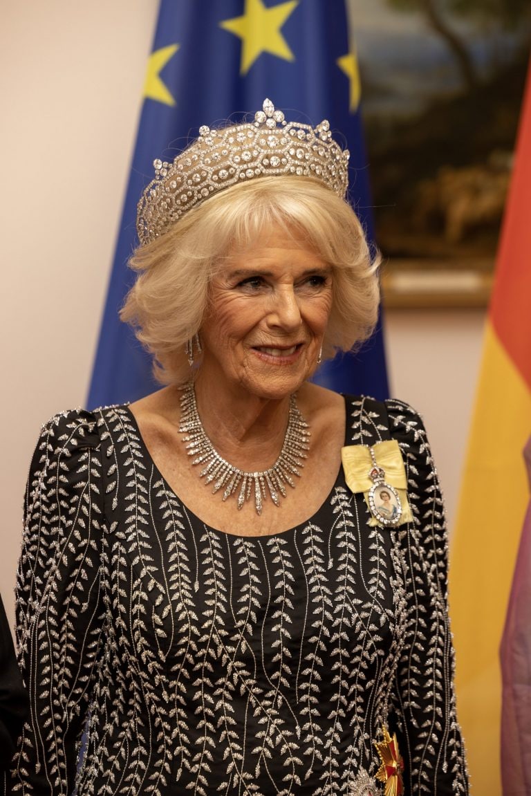 Camilla in Germania con i gioielli di Elisabetta II: la storia della ...