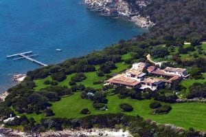 Venduta Villa Certosa di Berlusconi ad Al Thani, la storica residenza in Sardegna potrebbe diventare un resort