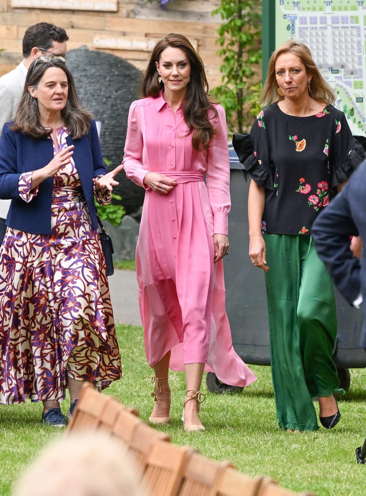 Kate Middleton in rosa: la scelta del colore è un omaggio alla regina ...