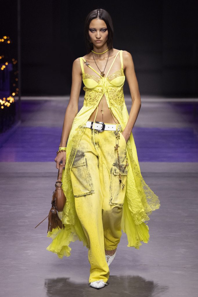 Moda estate 2023, i jeans di tendenza sono colorati 'effetto vernice'