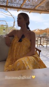 Alessia Marcuzzi a Formentera è hippie: il maxi abito a fiori lascia la