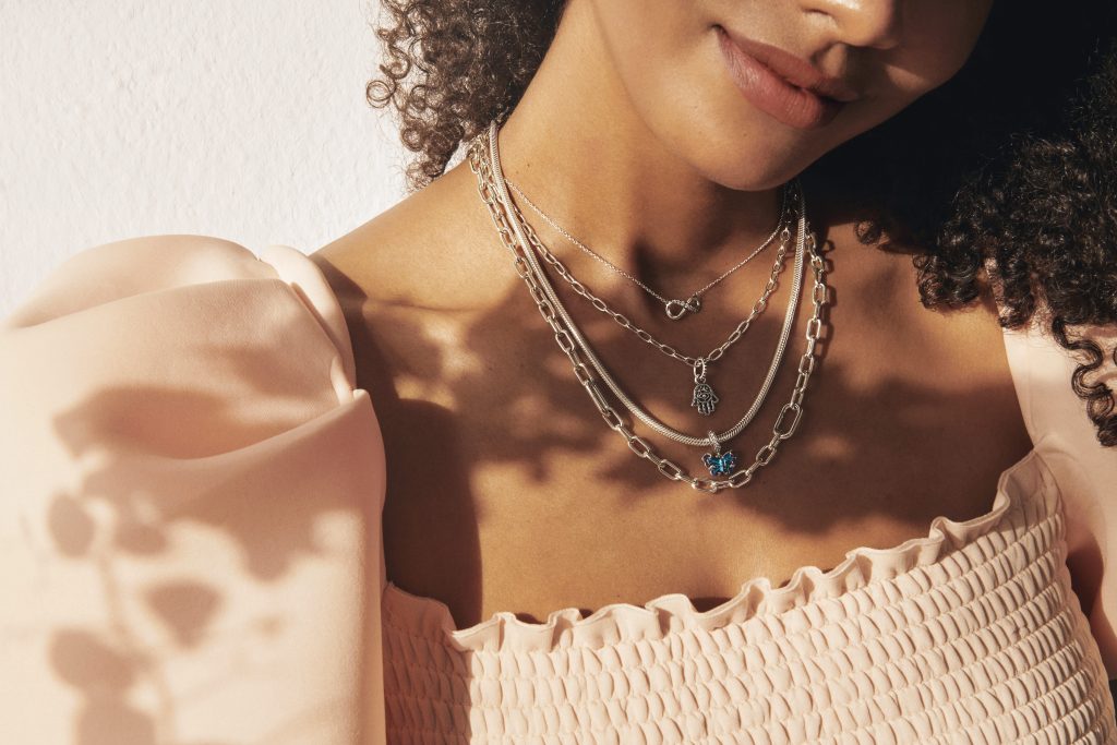Collane per l'estate 2023: i 5 modelli di tendenza da indossare in vacanza