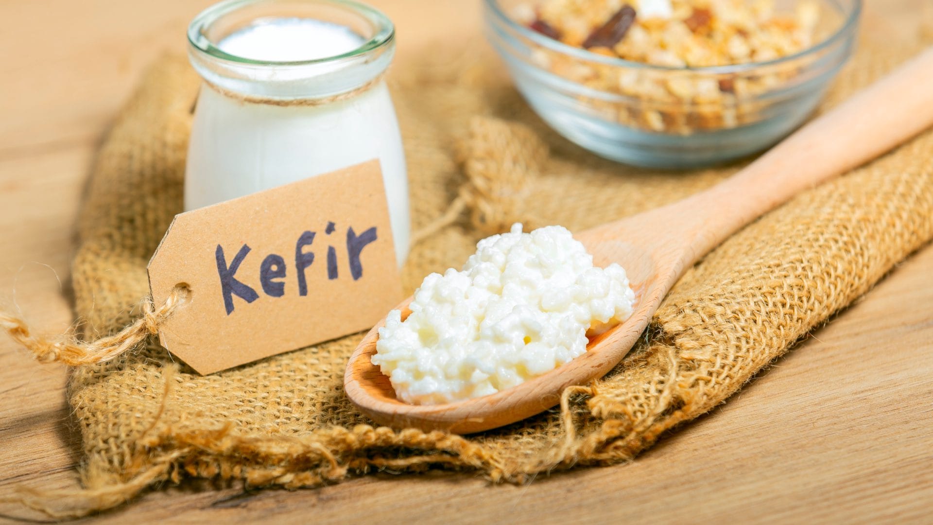 Kefir, un importante alleato della salute del microbiota intestinale: benefici, controindicazioni e abbinamenti