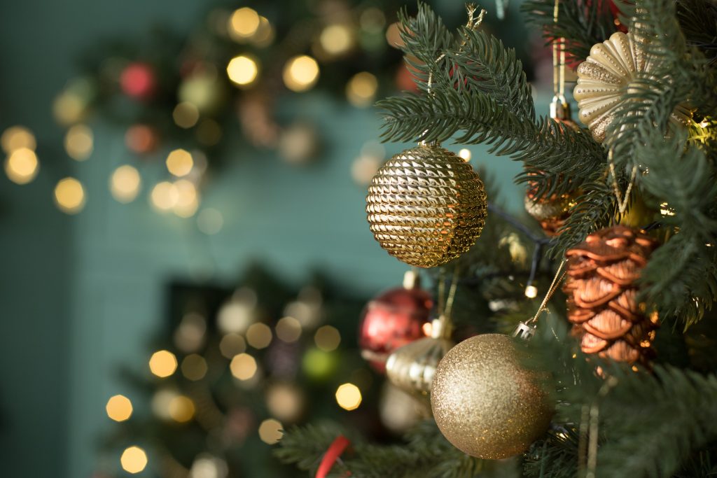 Come addobbare l'albero di Natale 2023, le idee di tendenza su colori e
