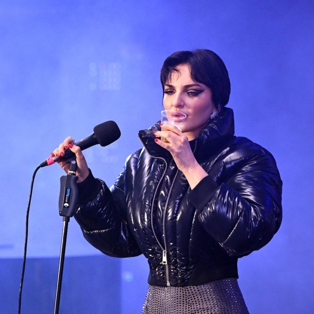 Capodanno da star: da Jennifer Lopez in pigiama all'abito rosso fuoco ...