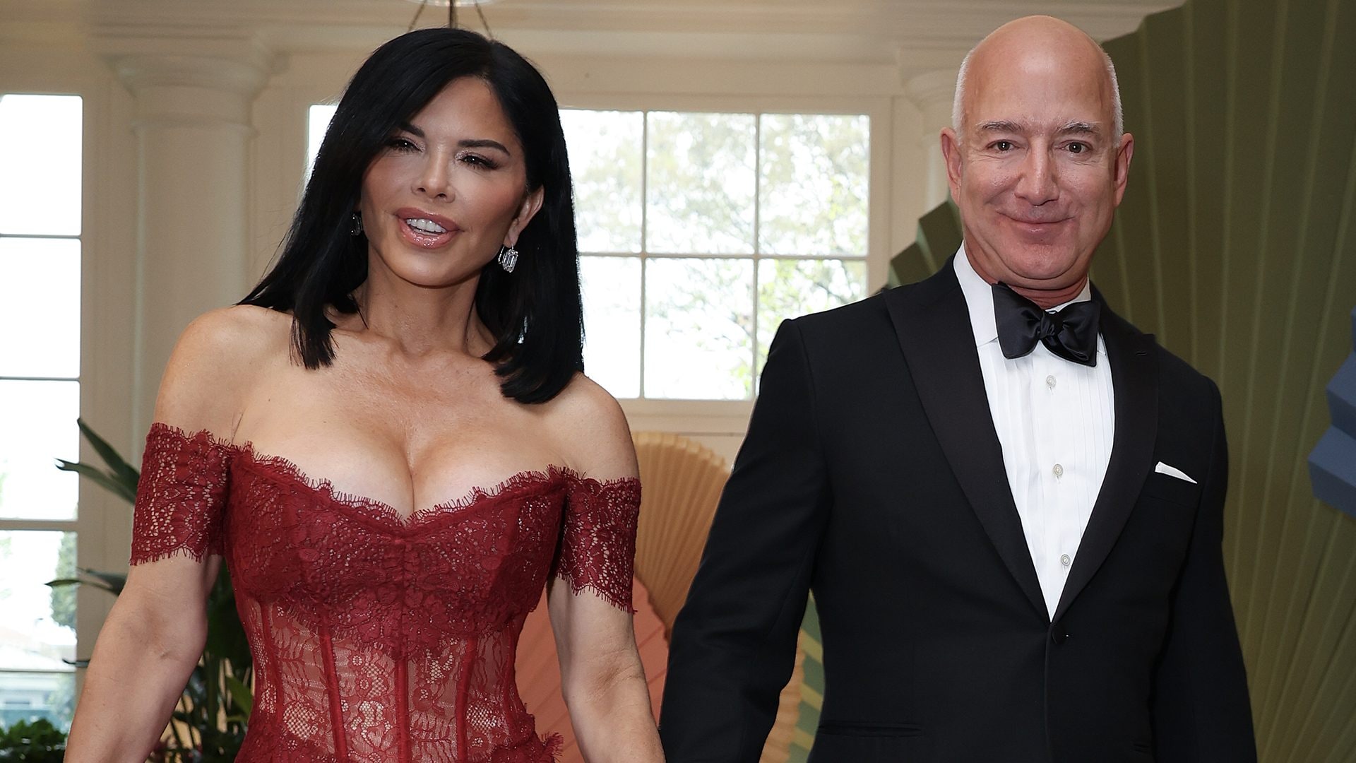 Laura Sanchez e Jeff Bezos alla Casa Bianca: la giornalista infrange il dress code con l'abito in pizzo