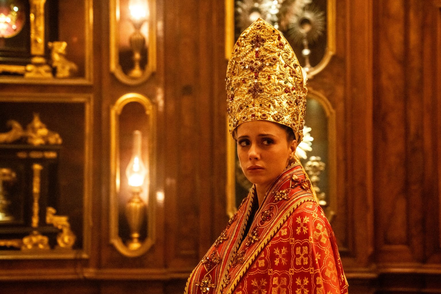 Parthenope vestita coi gioielli del Tesoro di San Gennaro: il