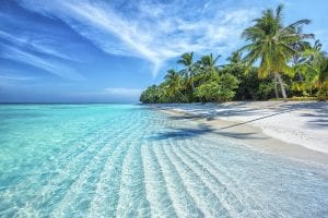 In questa località turistica non si può più fumare: divieto anche ai turisti