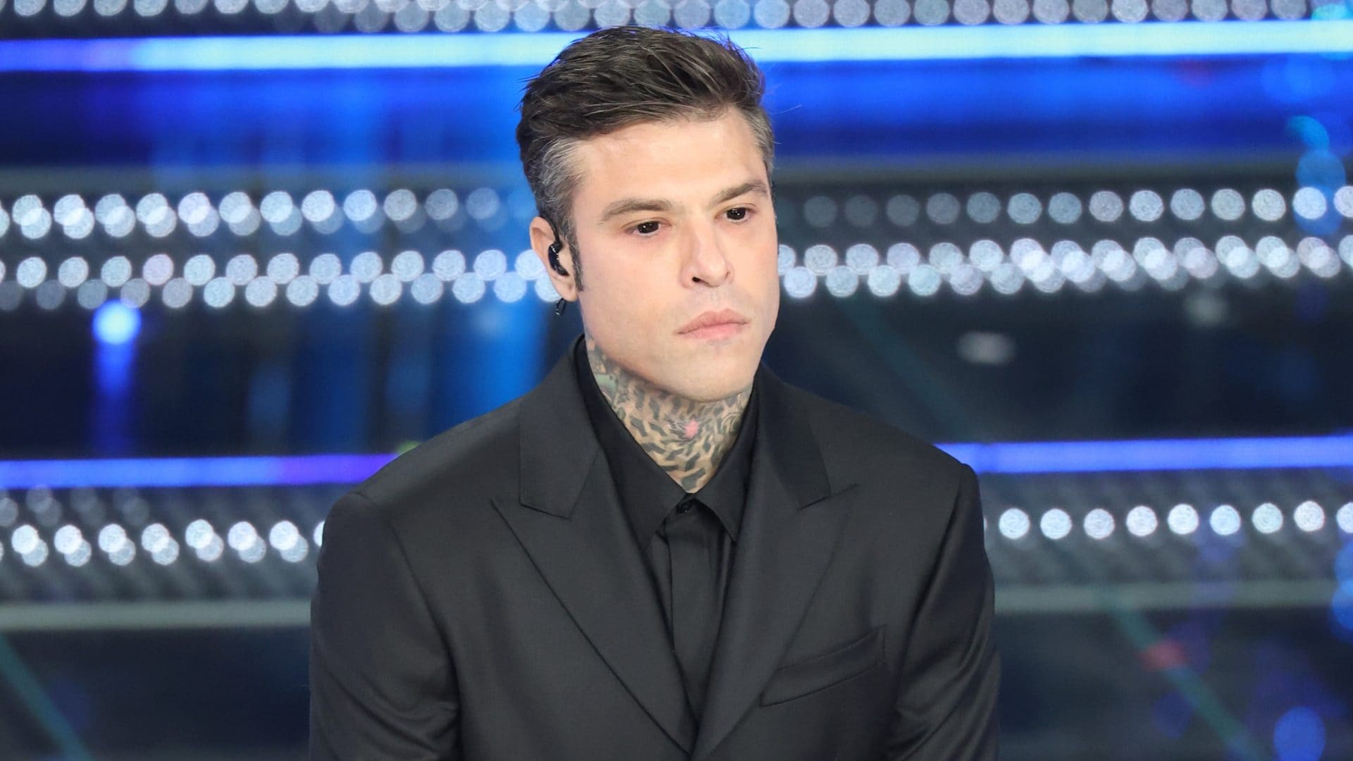 Il look di Fedez alla prima serata di Sanremo 2025.