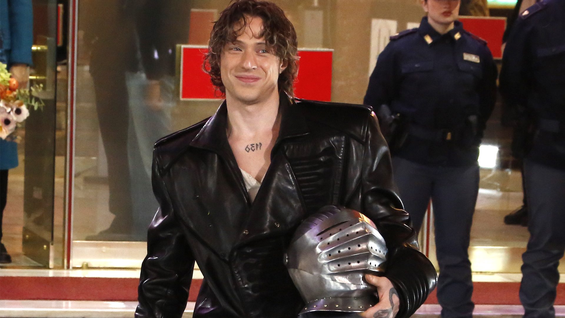 Irama Come Un Cavaliere Medievale Sul Green Carpet Di Sanremo 2025 Il 