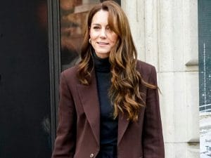 kate-middleton-nuovo-stile-sobrio-giacca-marrone-300x225.jpg