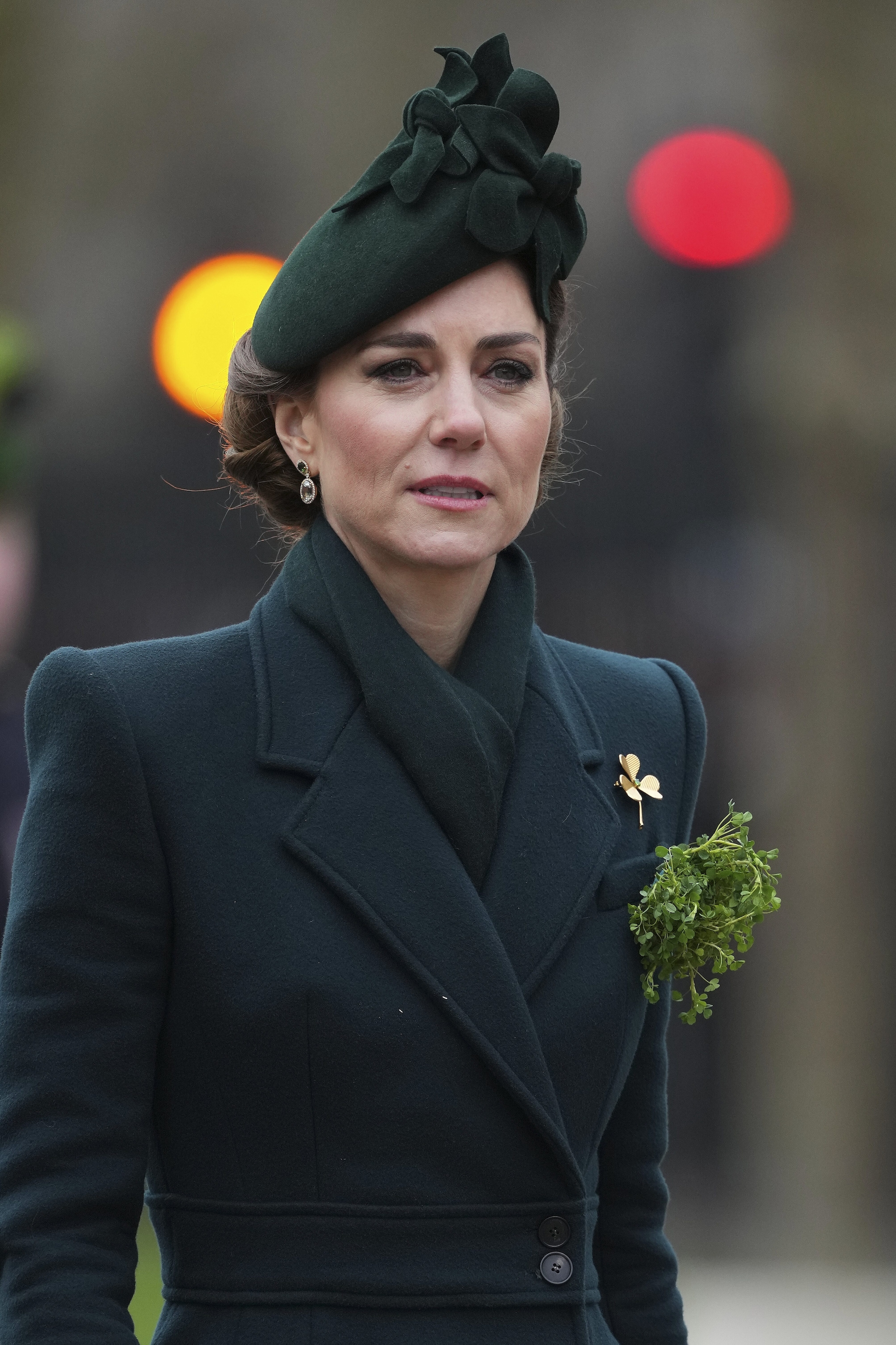 Kate Middleton con la spilla dell'Irish Guards