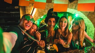 Fondo Del Giorno Di San Patrizio Con Le Monete Di Oro E Di Un Cappello Verde Illustrazione