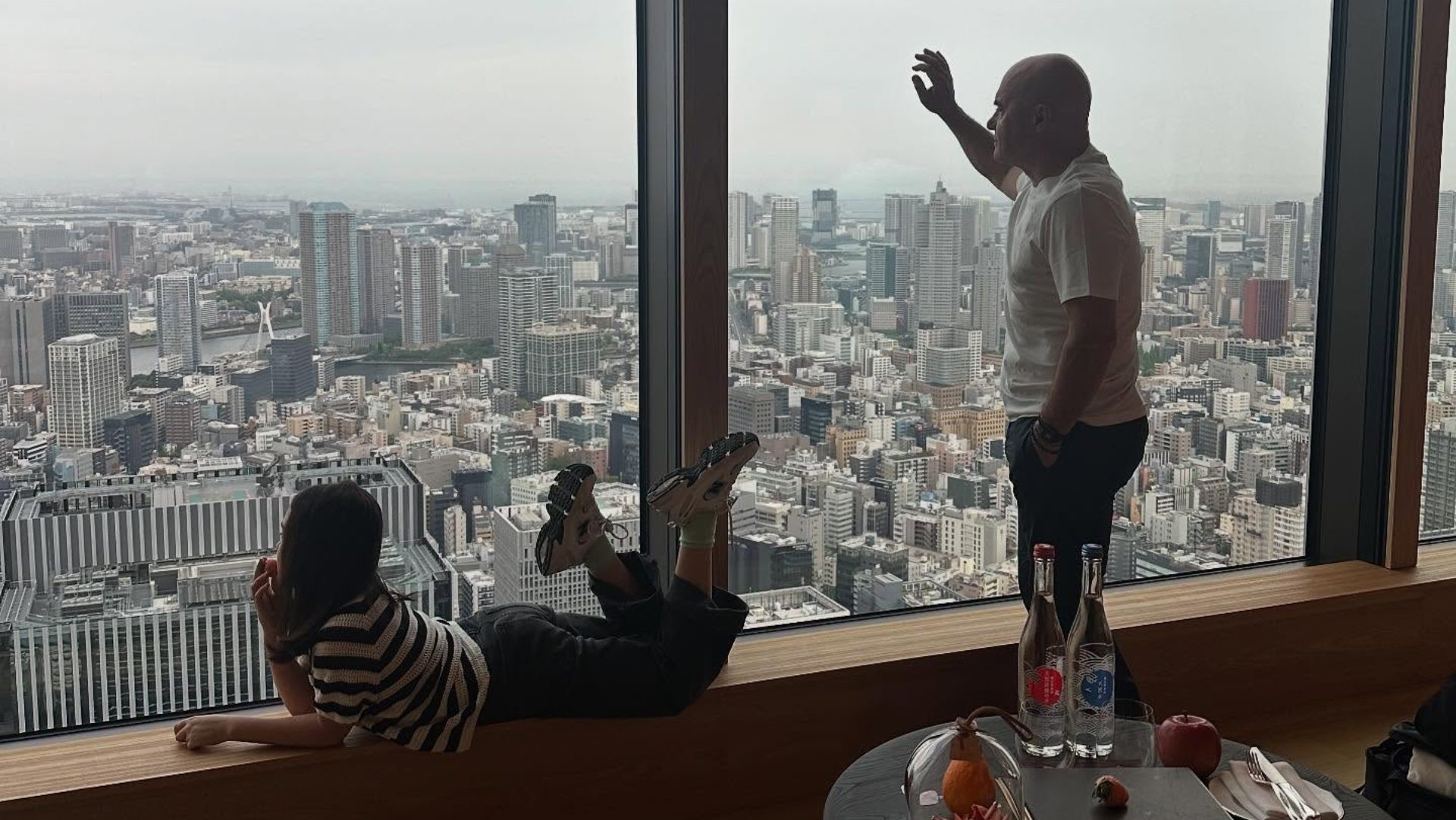 Luisa Ranieri a Tokyo con Luca Zingaretti: vacanza di lusso nell'hotel da 6mila euro a notte
