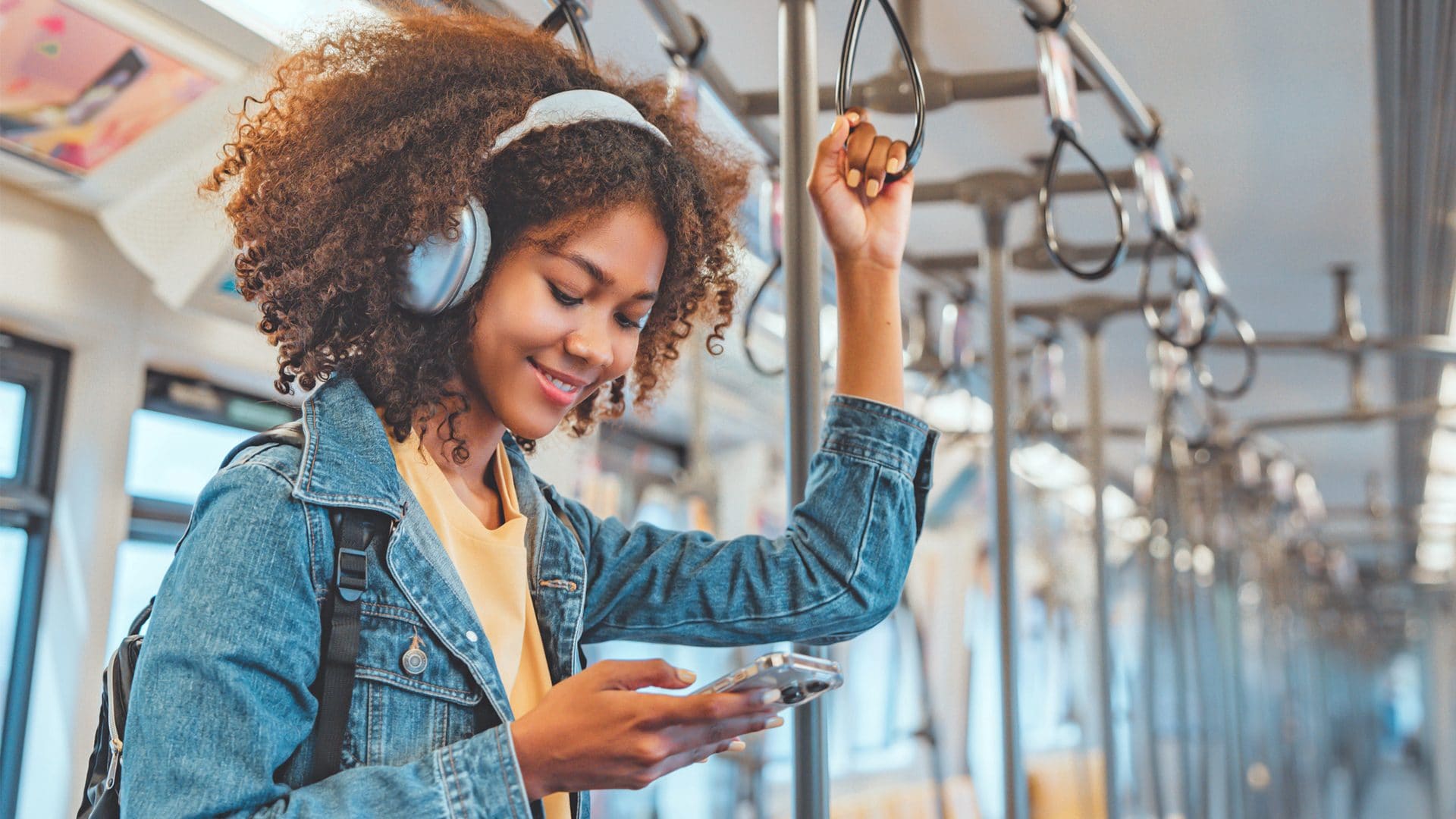La fastidiosa abitudine di ascoltare musica senza cuffie sui mezzi ha un nome (e c'è chi chiede multe)