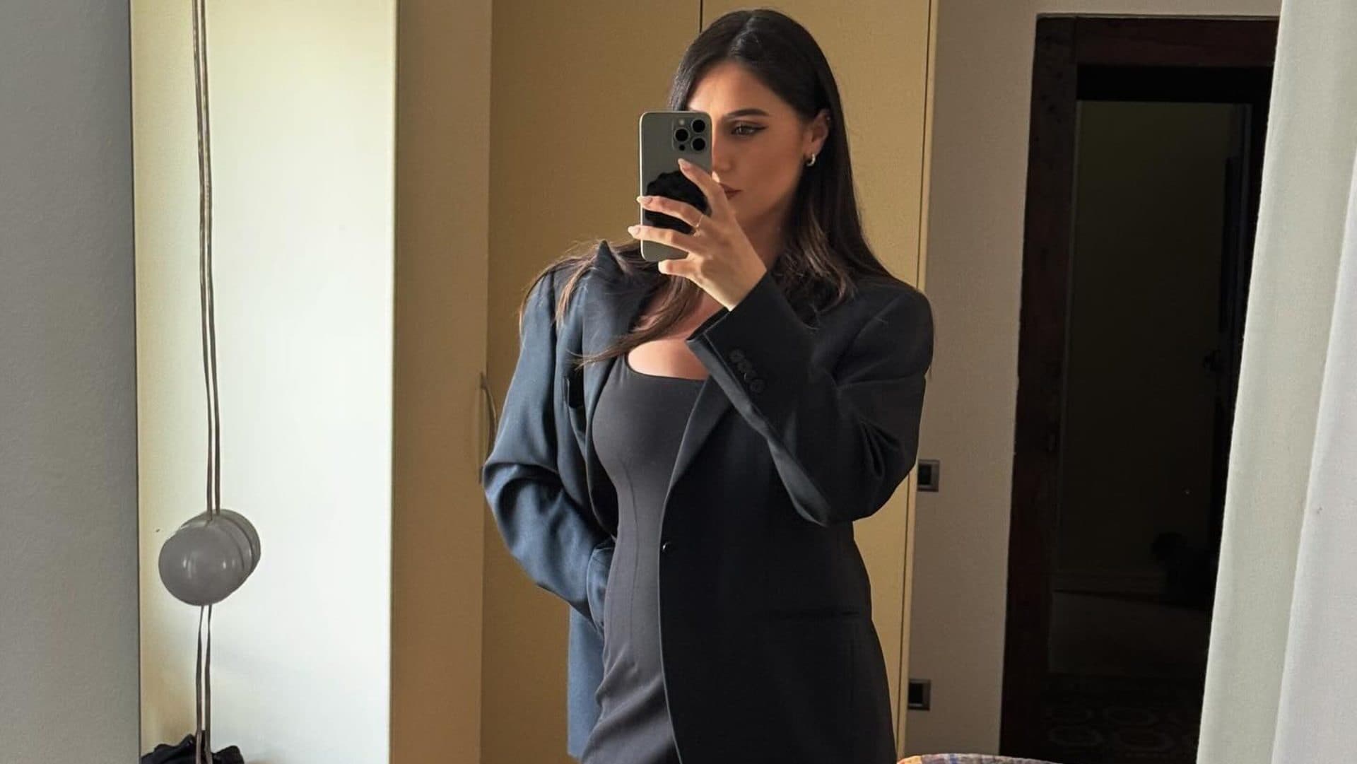 Cecilia Rodriguez in gravidanza non rinuncia ai tacchi: col tubino aderente rivela il pancione