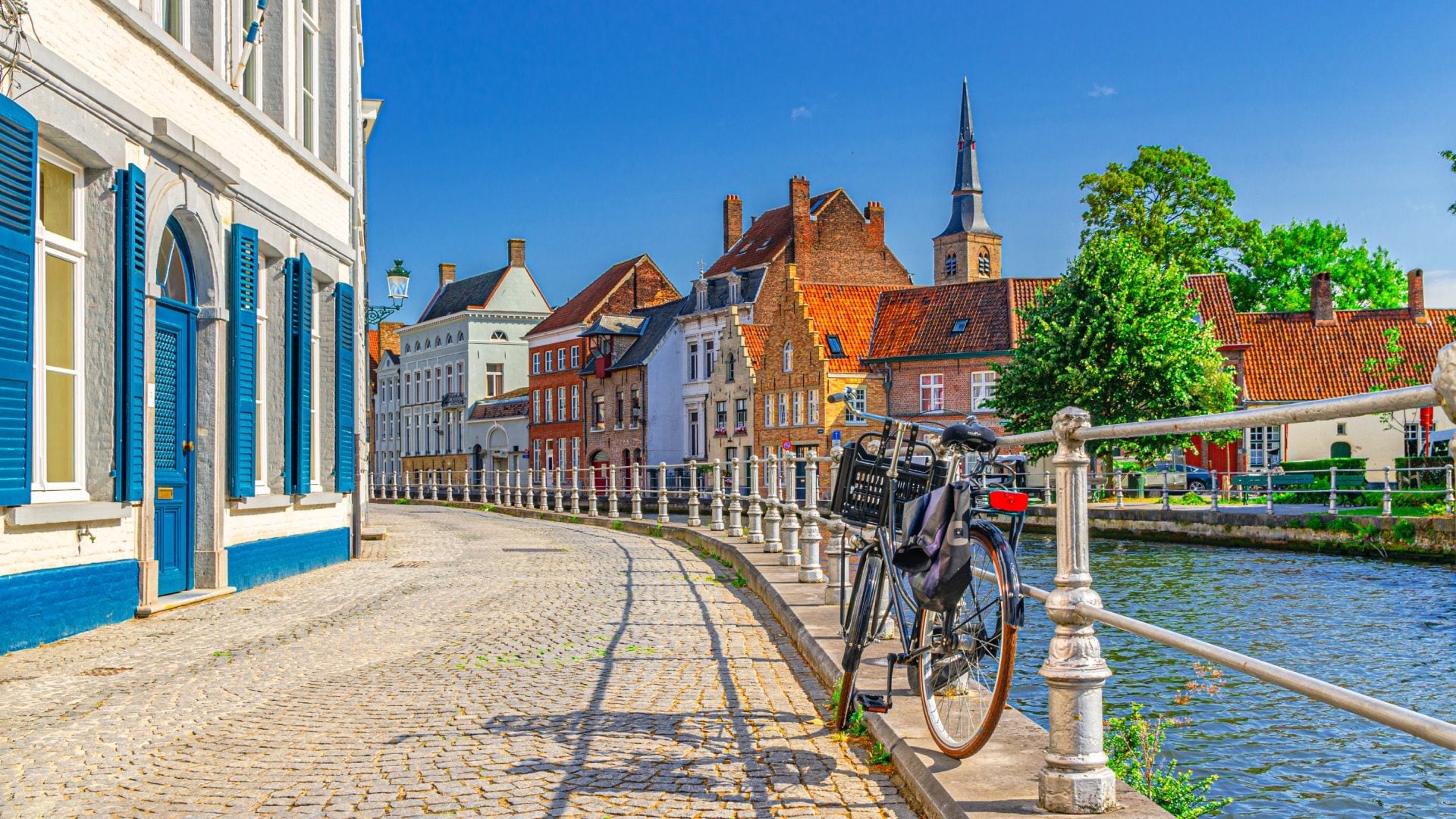 Qual è la città europea che chiede ai turisti di non rubare più i ciottoli delle sue strade storiche