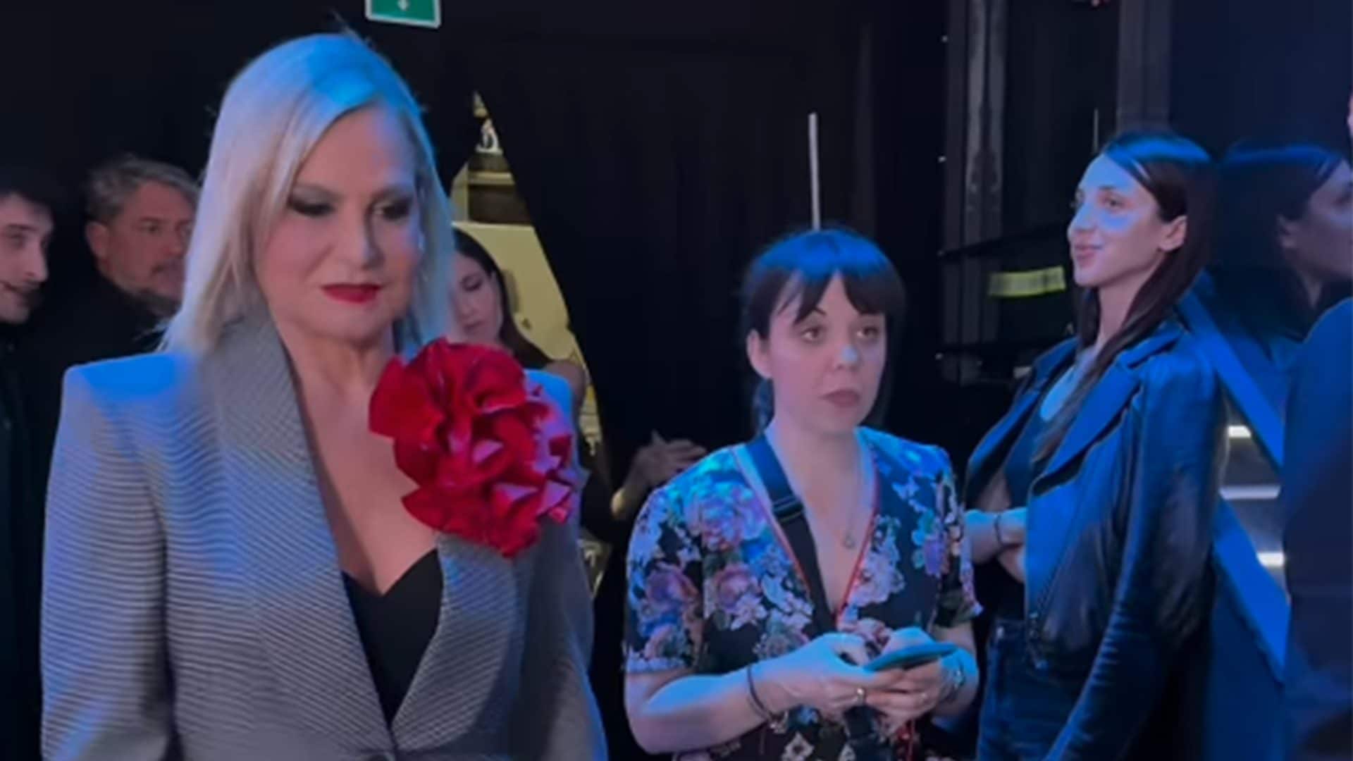 Simona Ventura all'Isola dei Famosi contro Mario Adinolfi: perché aveva un fiore rosso sulla giacca