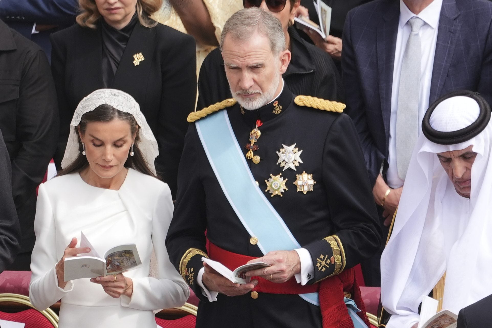 Perché Letizia di Spagna ha sfruttato "il privilegio del bianco" per la cerimonia di intronizzazione del Papa
