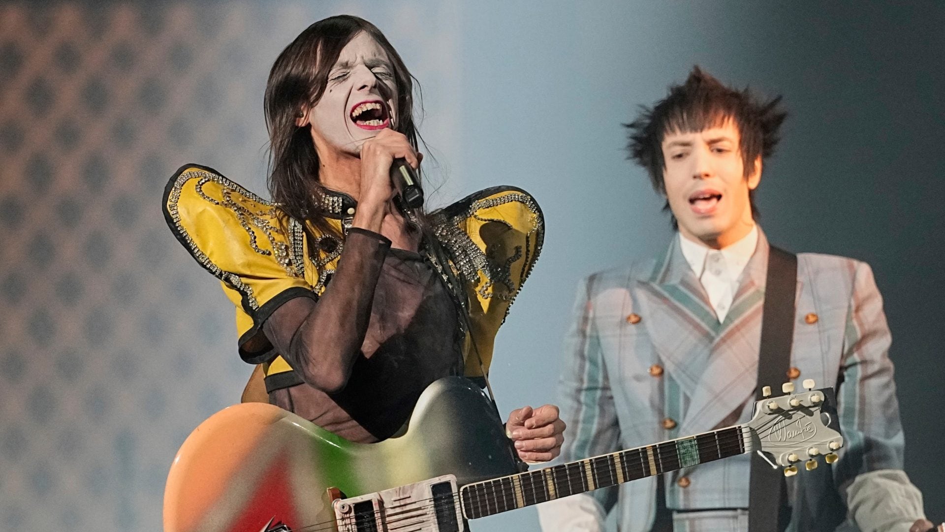 Cosa c'è scritto sotto lo stivale di Lucio Corsi nella finale dell'Eurovision 2025