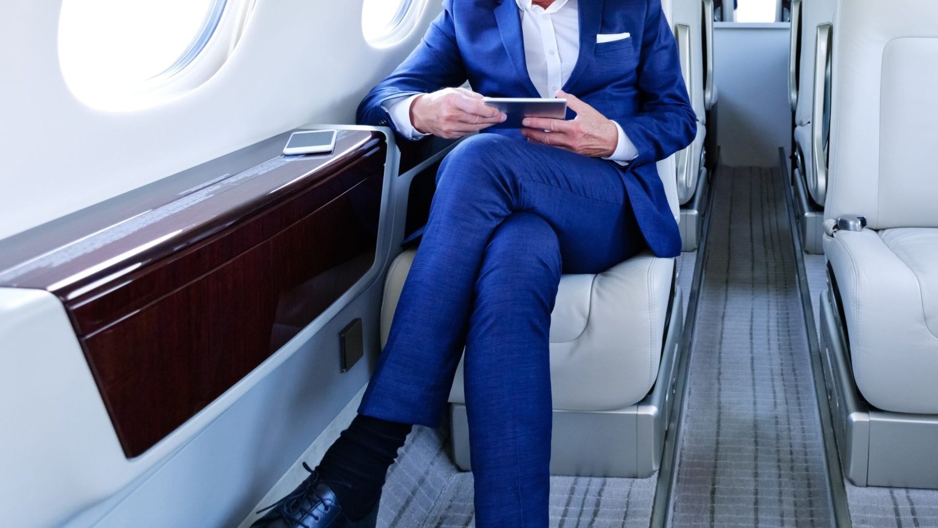 Perché non dovresti mai accavallare le gambe durante un viaggio in aereo