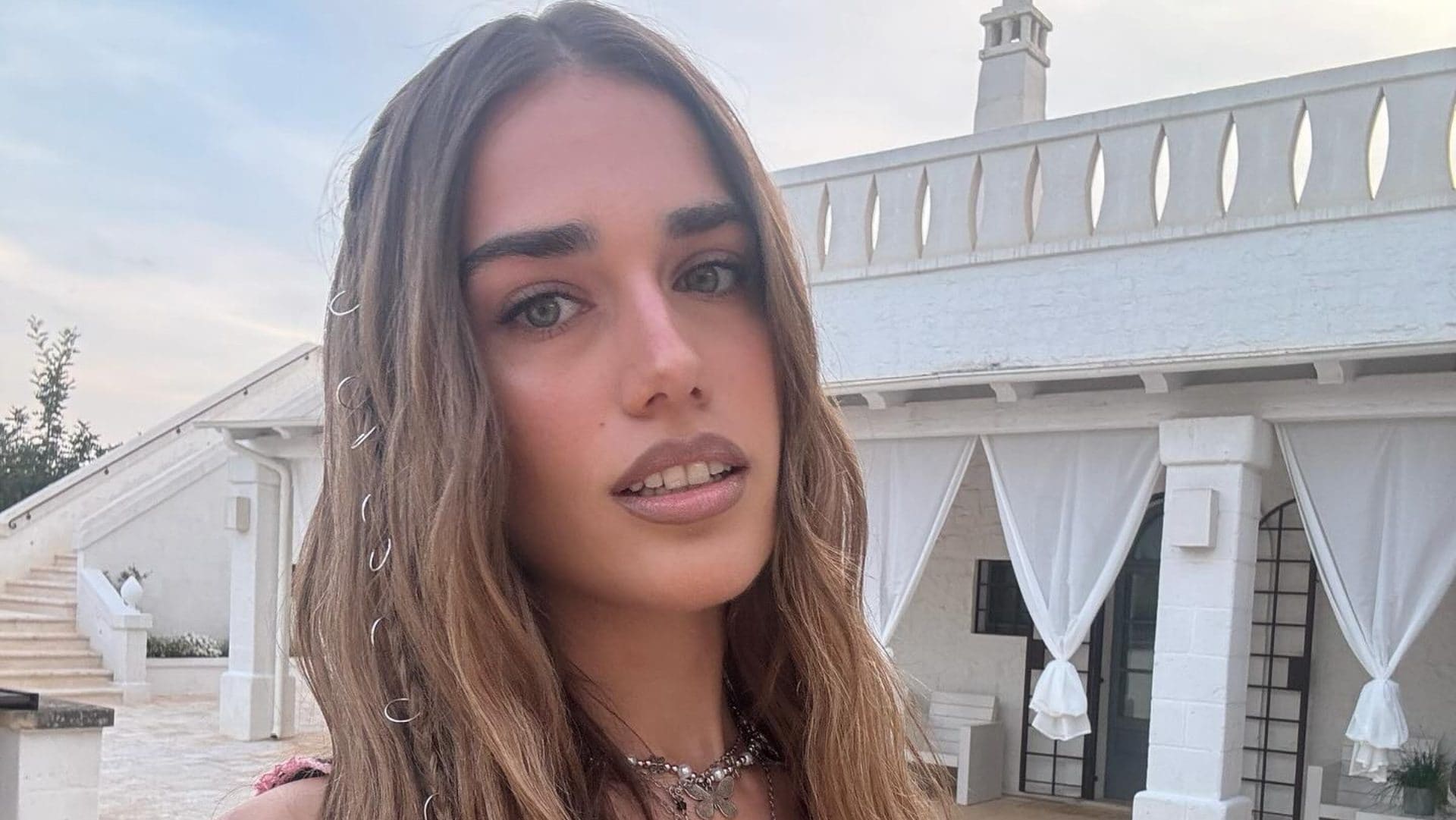 I piercing per capelli sono il must dell’estate 2025 (come quelli indossati da Clara)