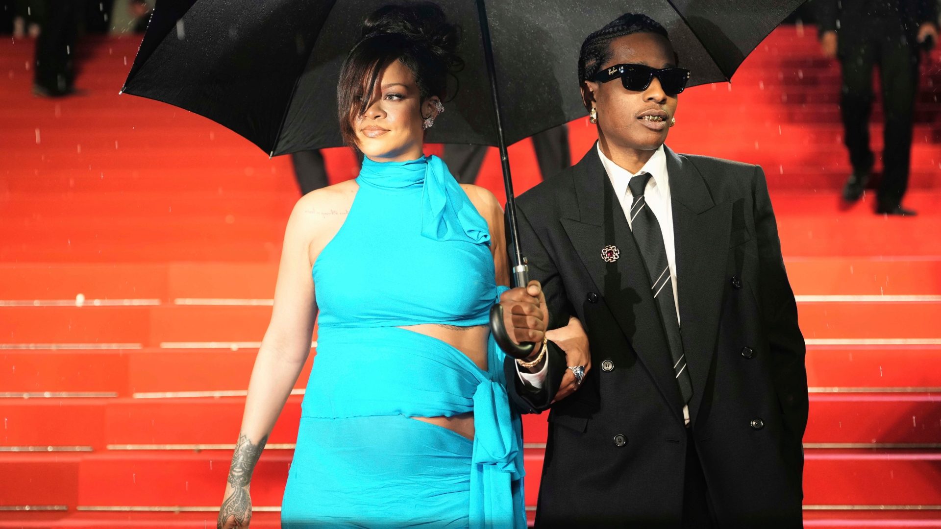 Rihanna a Cannes 2025 celebra la gravidanza: mostra il pancione con l'abito "tagliato"