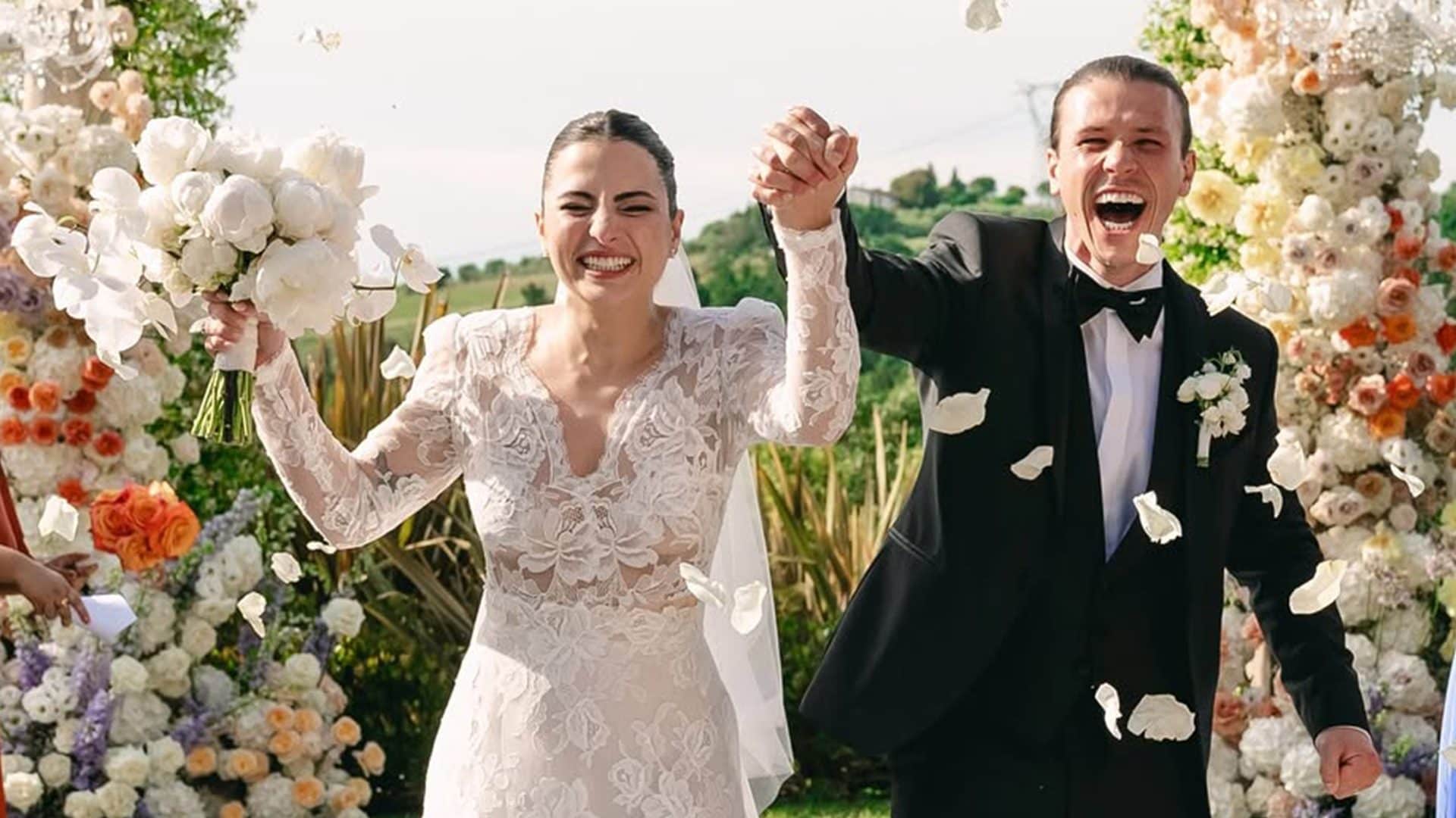 Il matrimonio di Sam e Wendy: vestito da sposa romantico con ricami e strascico