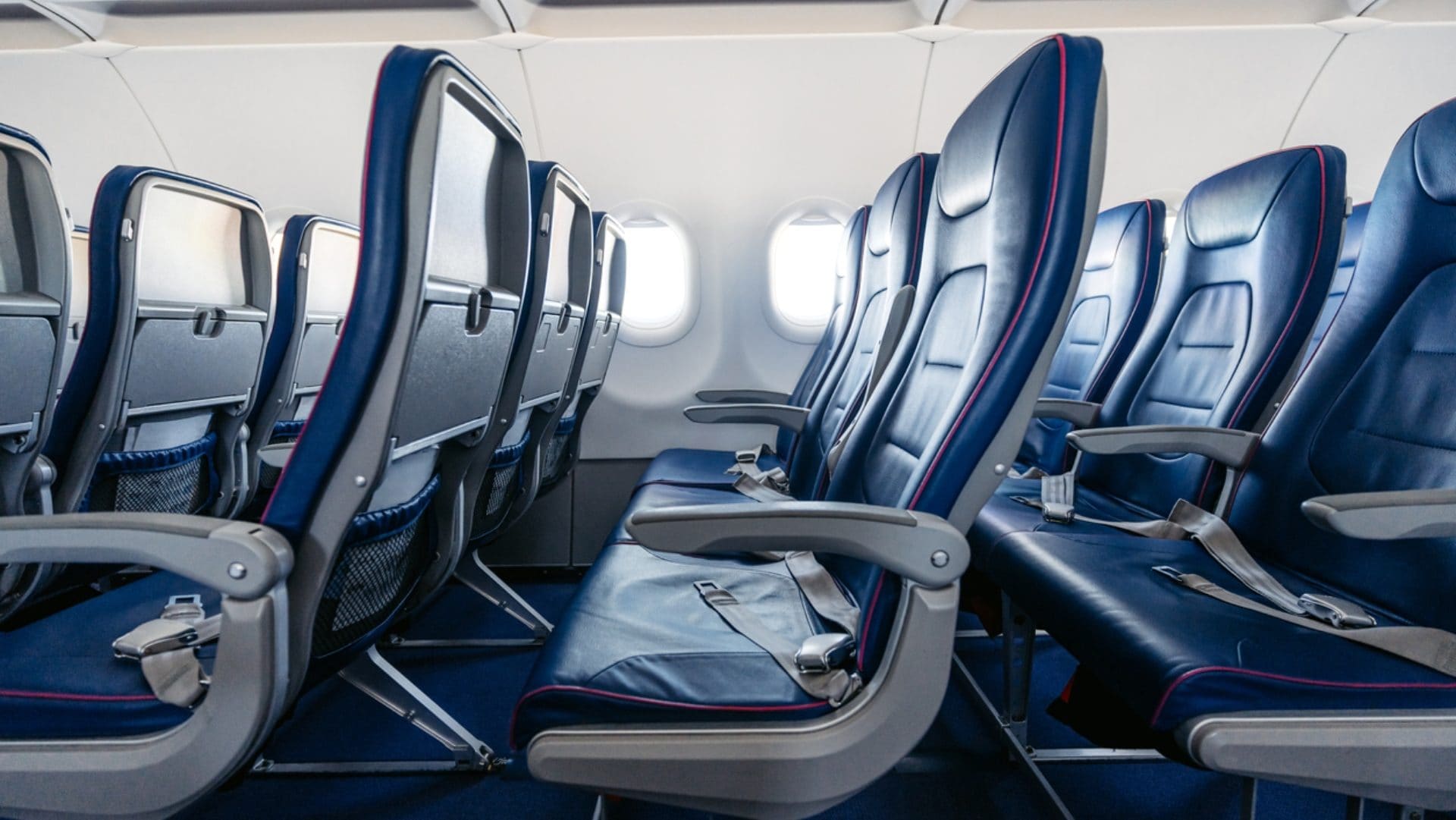 Perché in aereo non si dovrebbero mai usare le tasche sul retro dei sedili