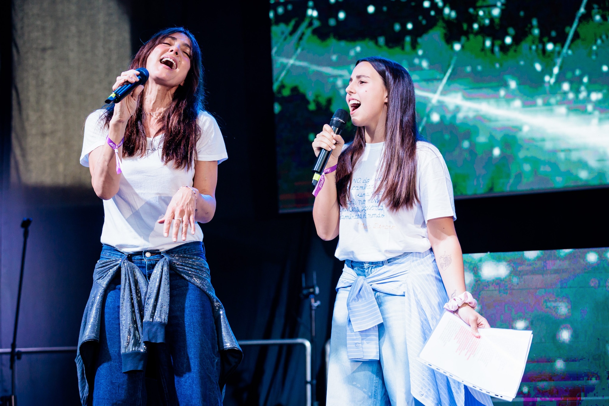 Ambra Angiolini e Jolanda Renga cantano T’appartengo sul palco del Pride