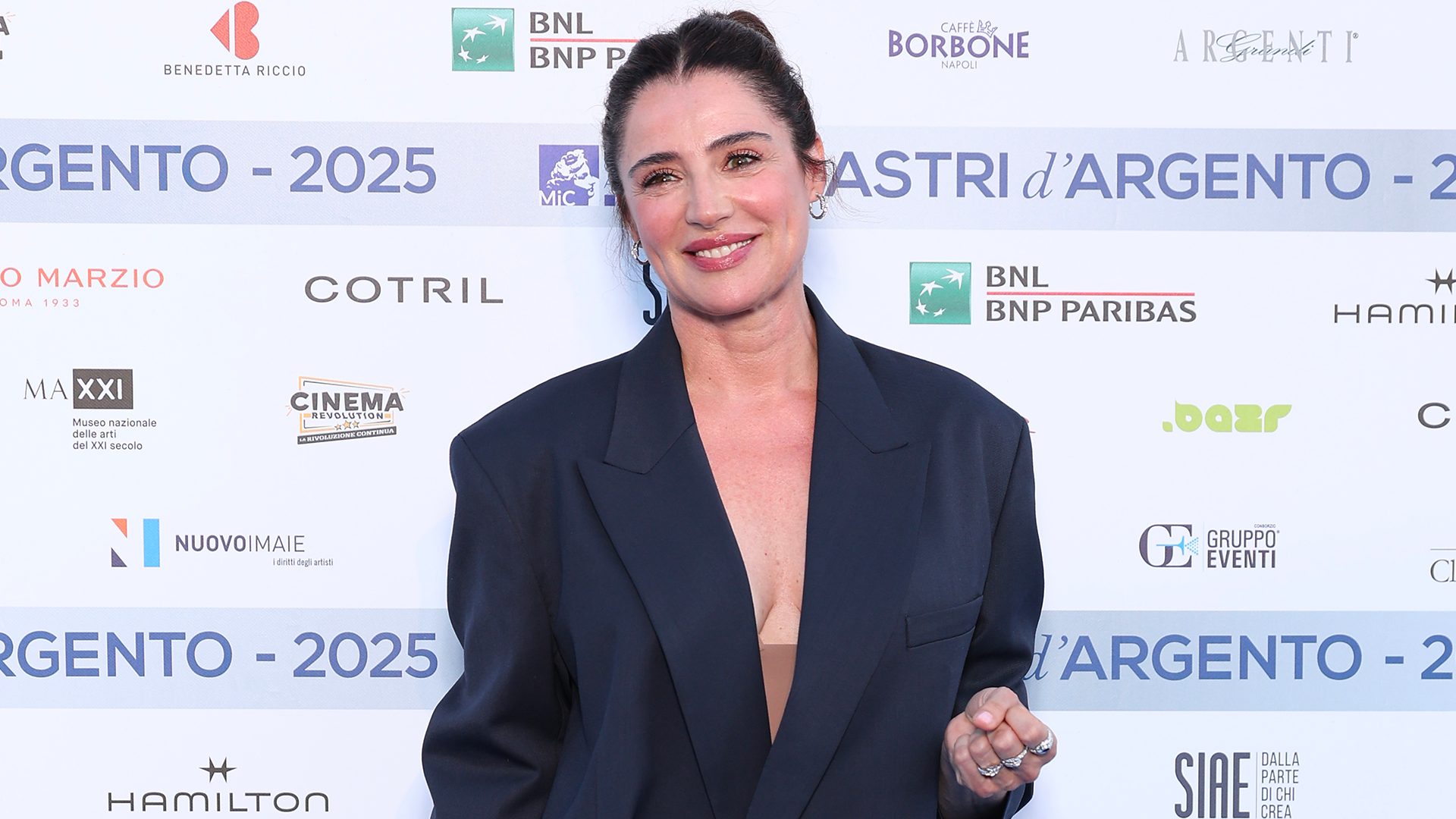 Luisa Ranieri, l'eleganza della semplicità: ai Nastri D'Argento con poco trucco e blazer oversize