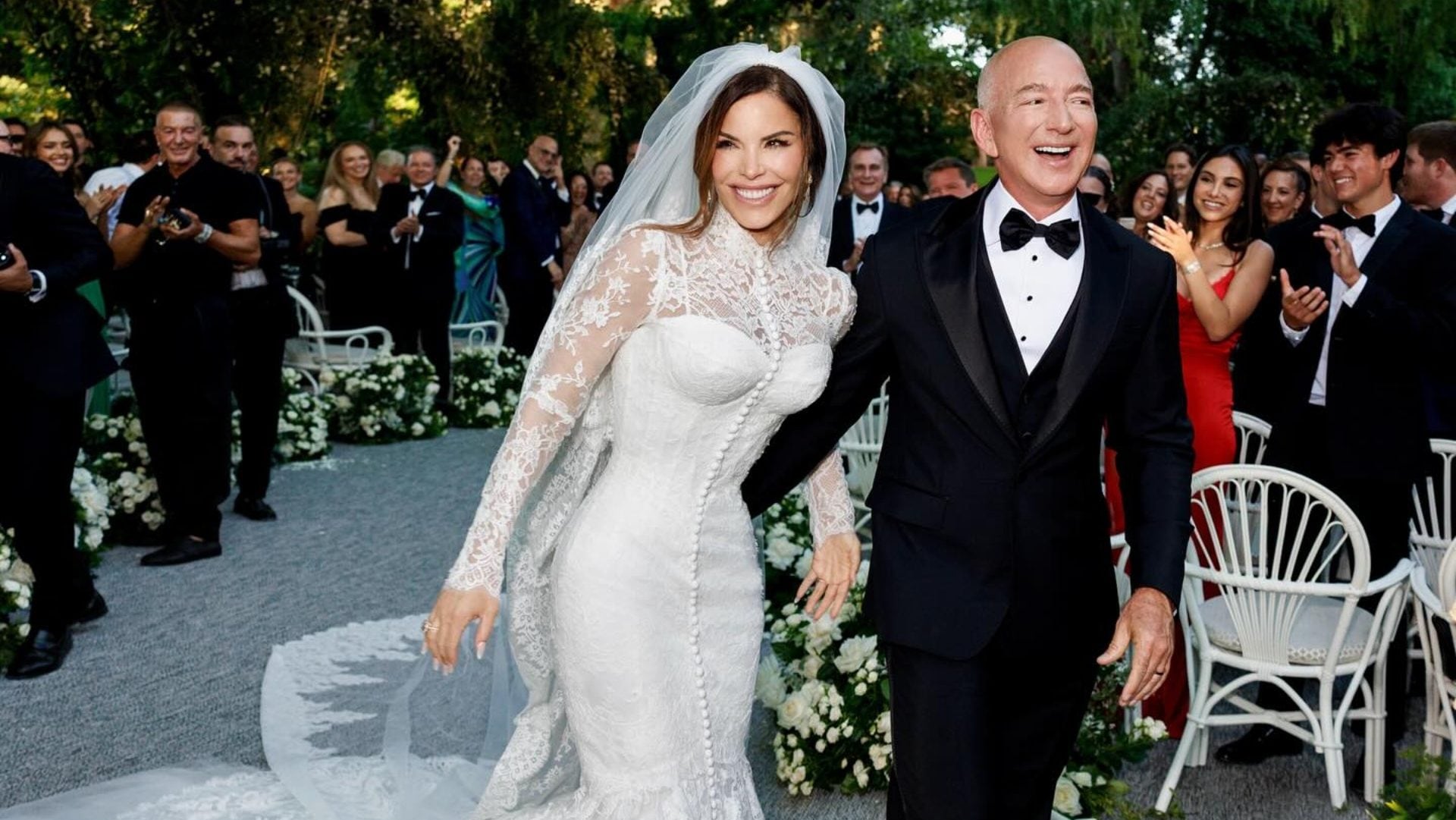 L'abito da sposa di Lauren Sanchez: chi ha firmato la sirena di pizzo per il matrimonio con Jeff Bezos