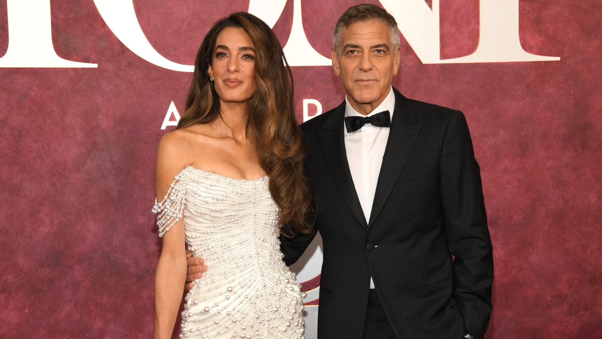 Amal Clooney come una sposa: l'abito di perle per il red carpet di coppia con George