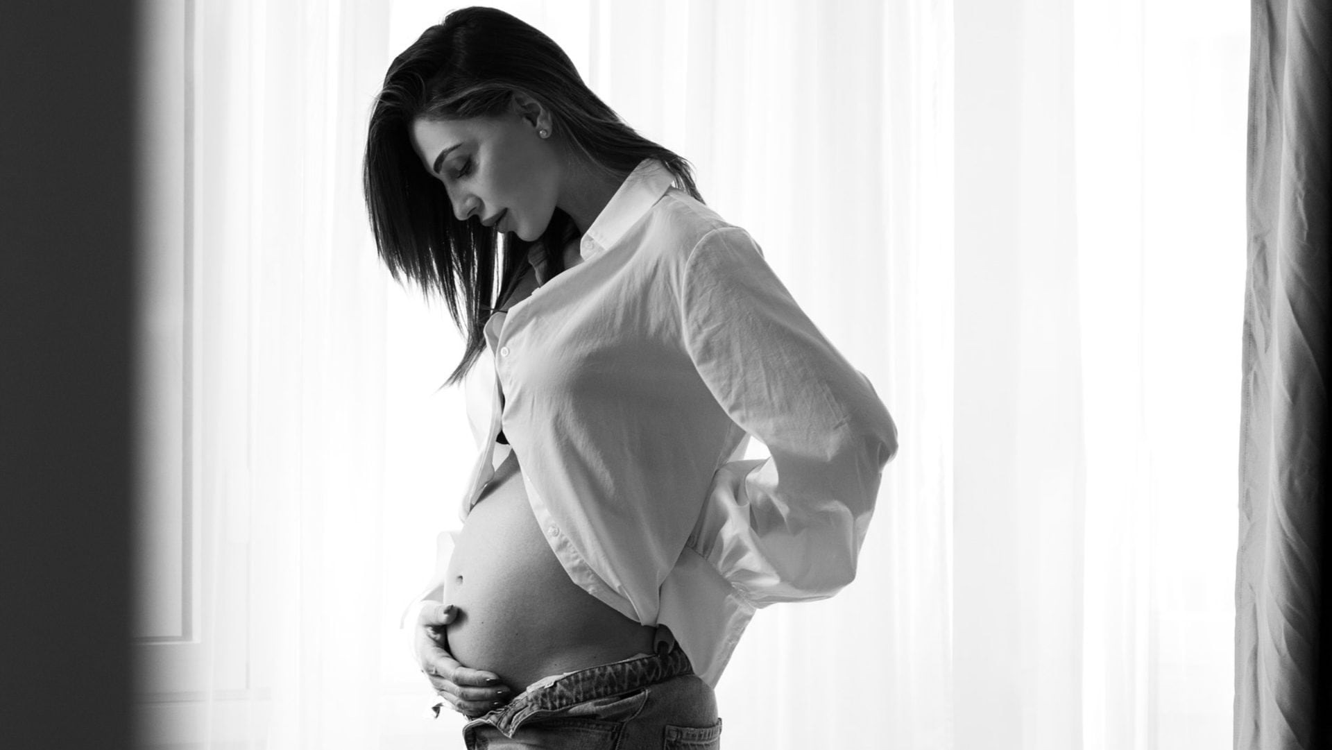 Il primo look premaman di Anna Tatangelo: camicia e jeans strappati per annunciare la gravidanza