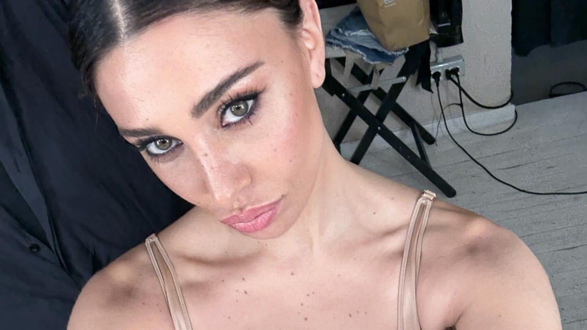 Belén Rodriguez come una diva retrò: torna sul set in guêpière nude